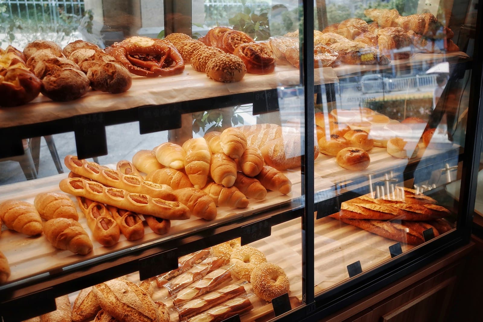 Vitrine de boulangerie garnie de pains et de viennoiseries