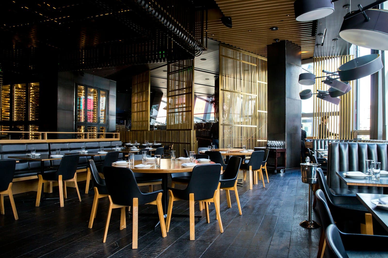 Salle de restaurant dressée à l'ambiance chaleureuse