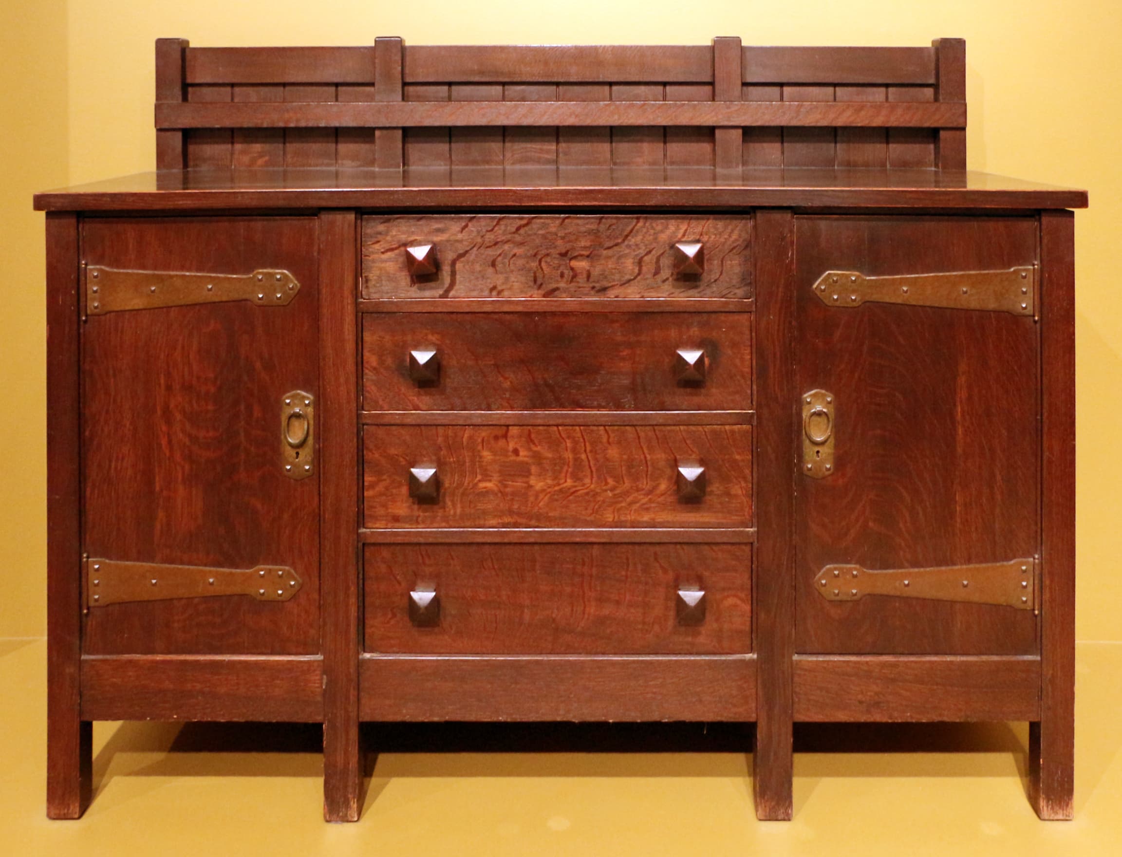 Gustav stickley per craftsman workshop, credenza, eastwood NT 1901. Illustration de l'article.