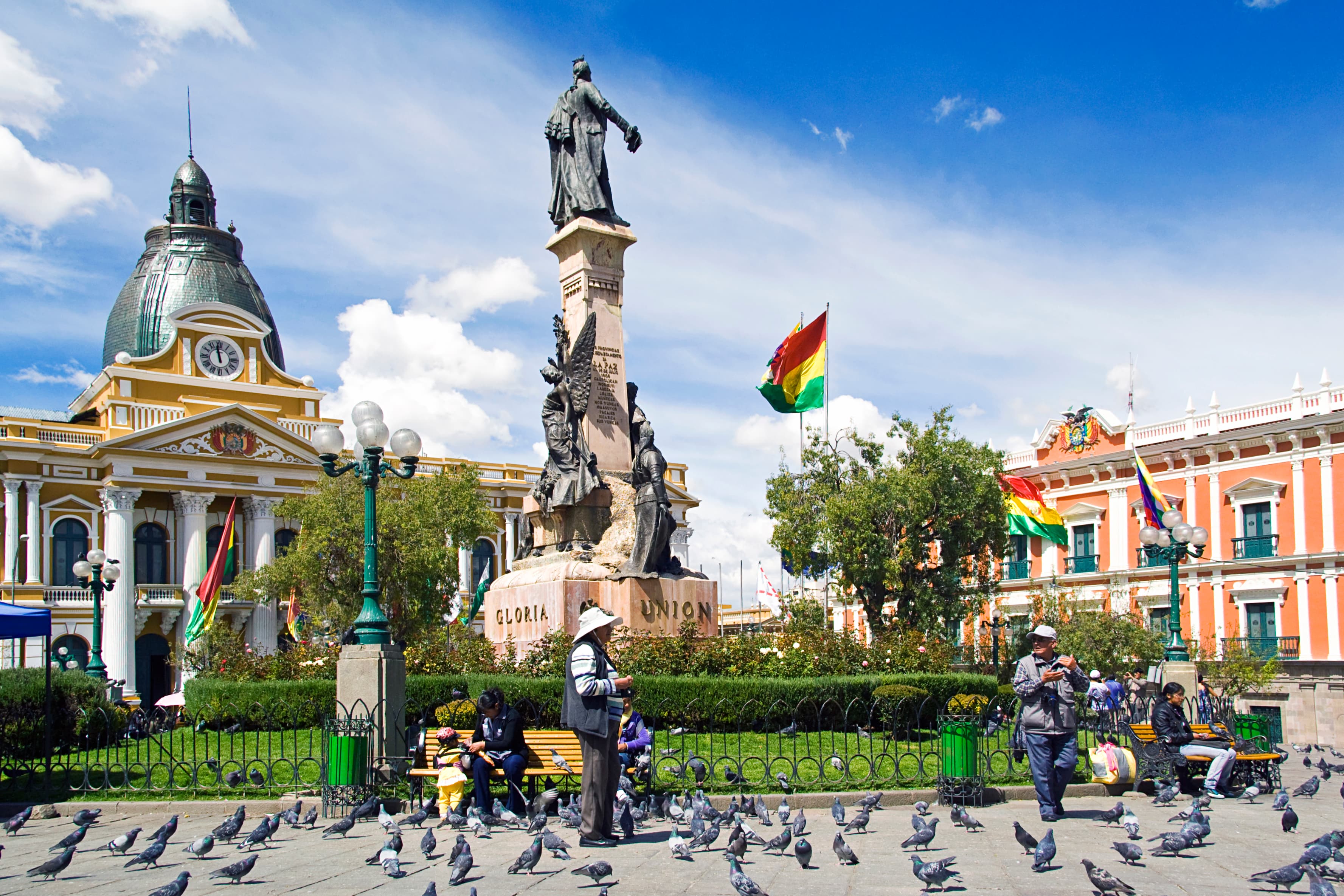 Noon, Plaza Murillo, La Paz, Bolivia (14689720998). Illustration de l'article.