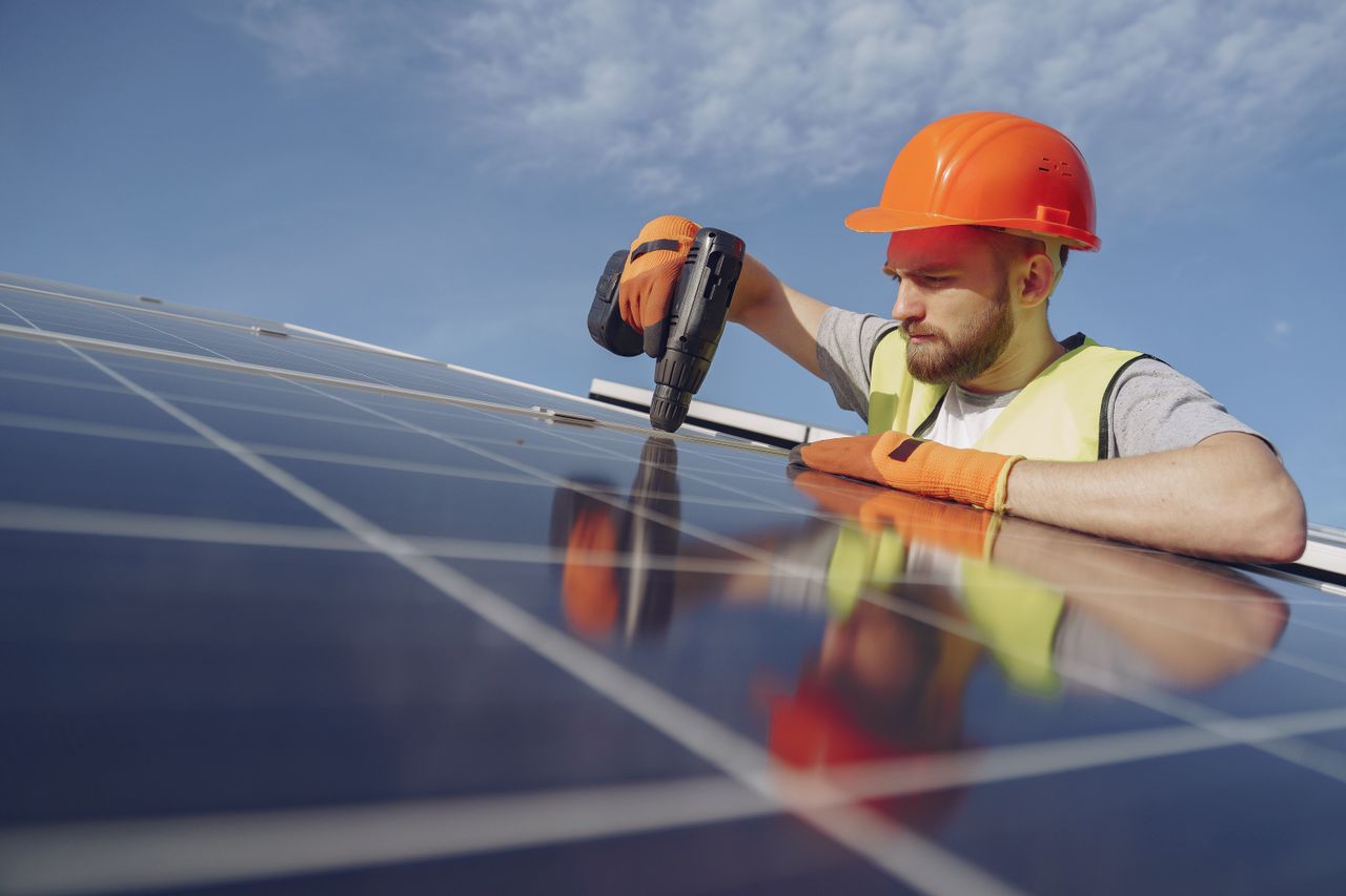 Pose d'un panneau photovoltaïque en toiture