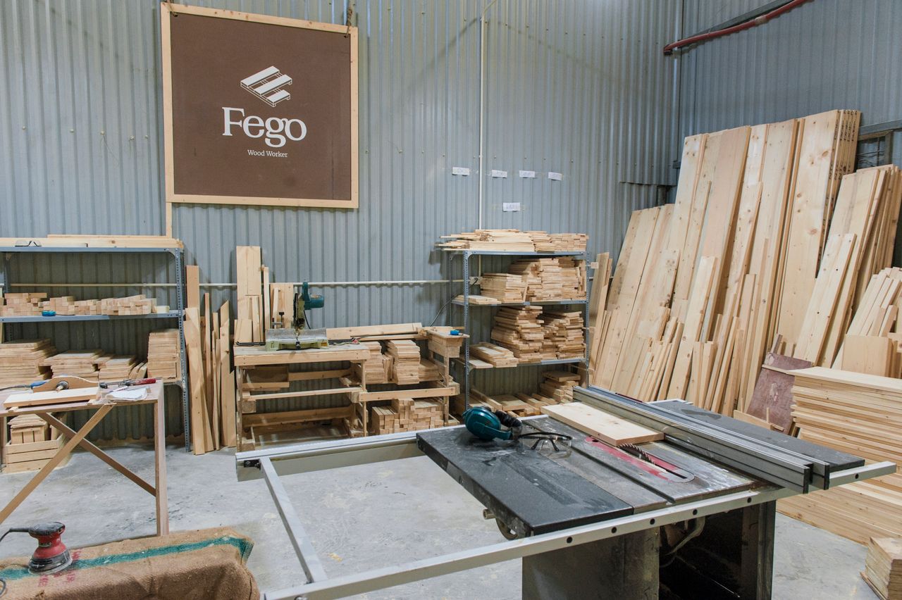 Atelier de menuiserie avec scie et bois massif